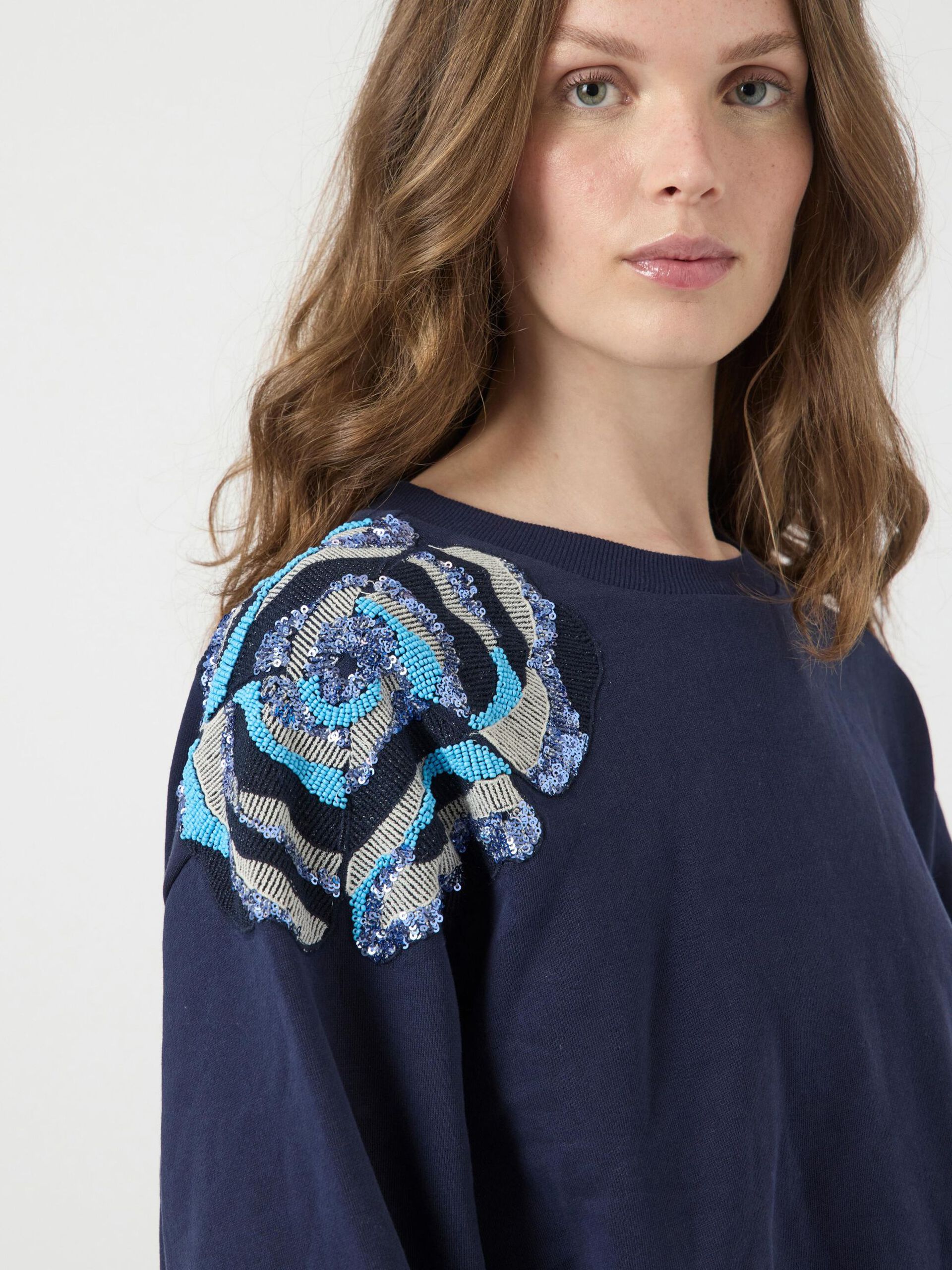  YASBLUGA MET DECORATIE SWEATSHIRT